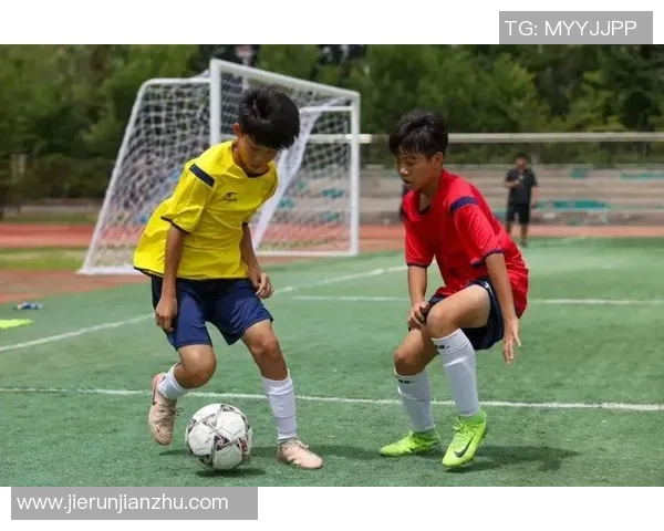 两个小孩心中的足球偶像是谁？