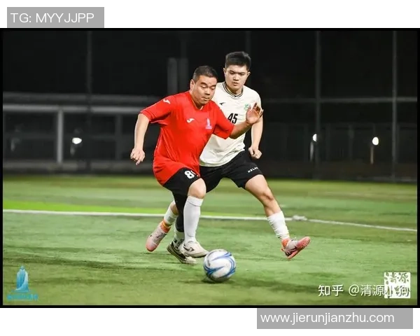 中老年足球明星再度上场展现风采，激情不减当年挑战年轻对手