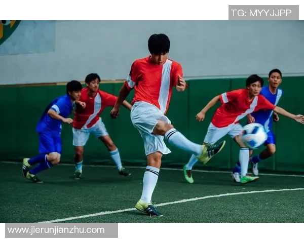 以足球球星成长故事为中心展现拼搏精神与团队合作魅力 以足球球星成长故事为中心展现拼搏精神与团队合作魅力