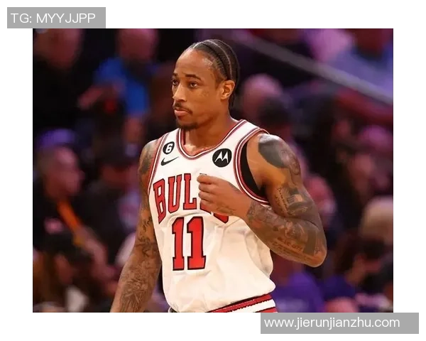 外国球迷模仿NBA巨星技巧踢足球展现超凡运动天赋与创意