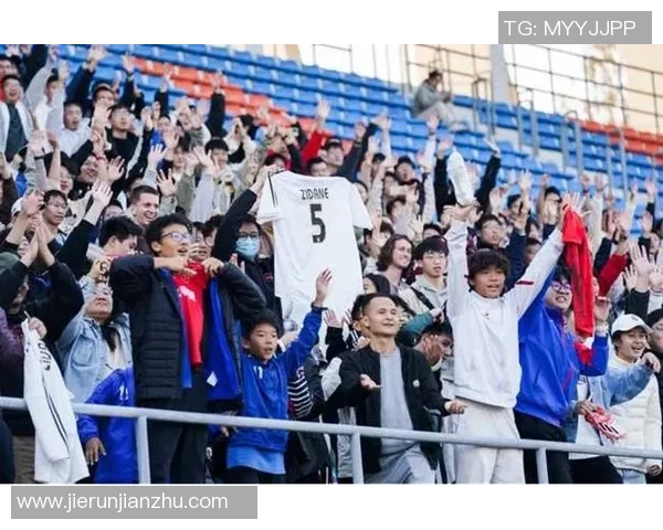 足球巨星齐聚一堂 星光闪耀合影瞬间见证荣耀时刻